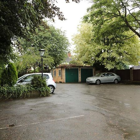 Fernbank Hotel Basingstoke Bagian luar foto