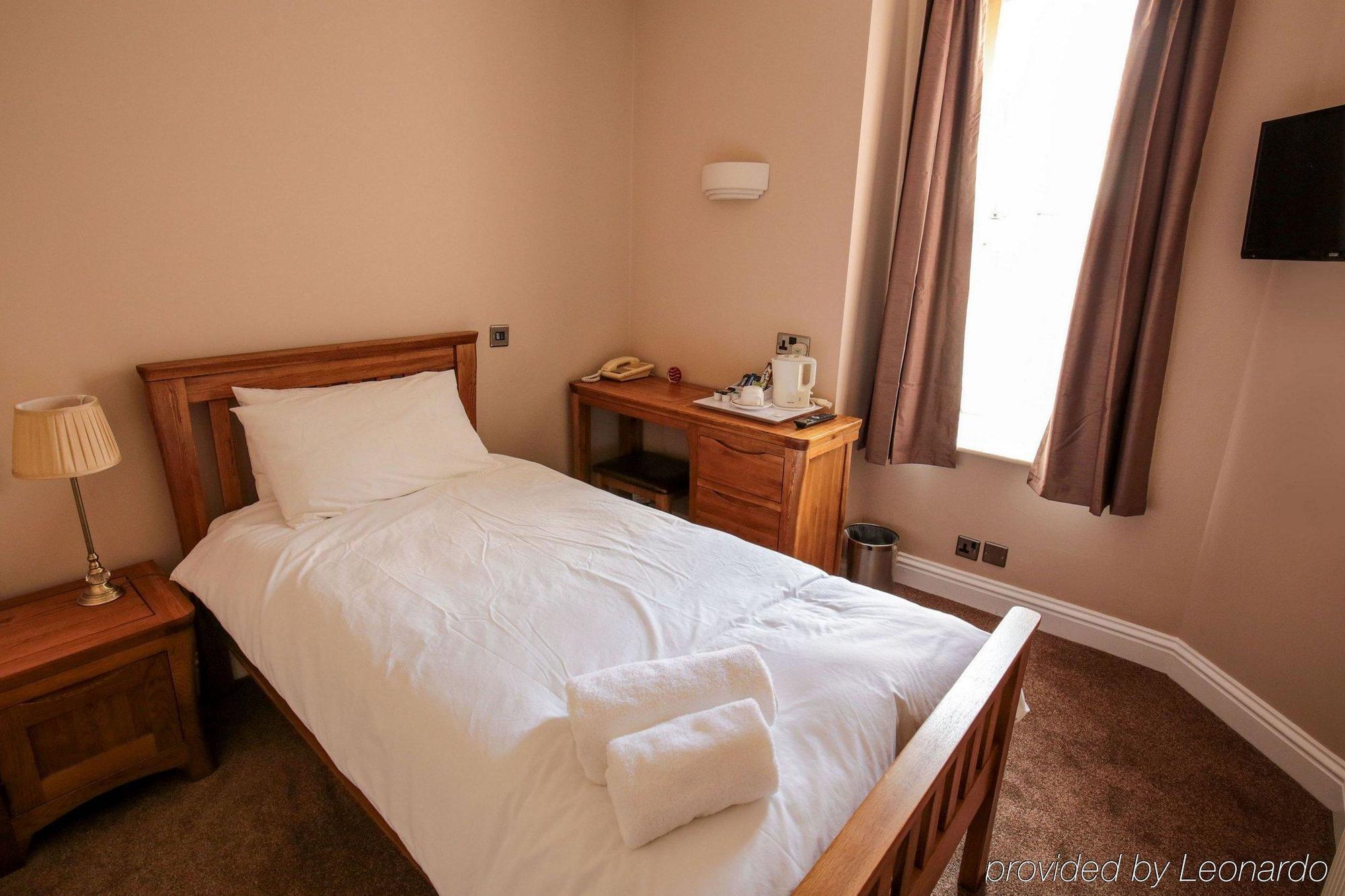 Fernbank Hotel Basingstoke Bagian luar foto