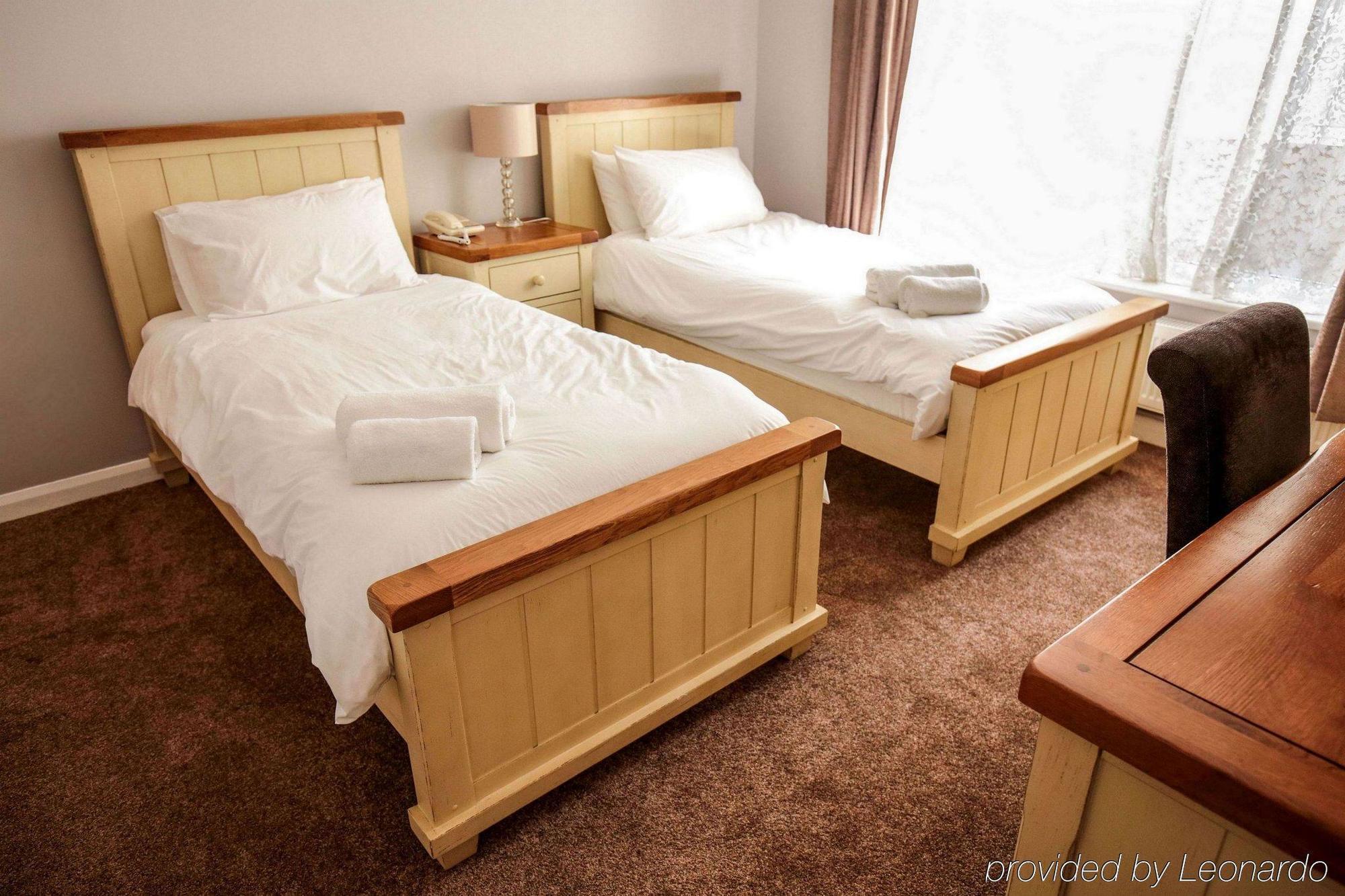 Fernbank Hotel Basingstoke Bagian luar foto