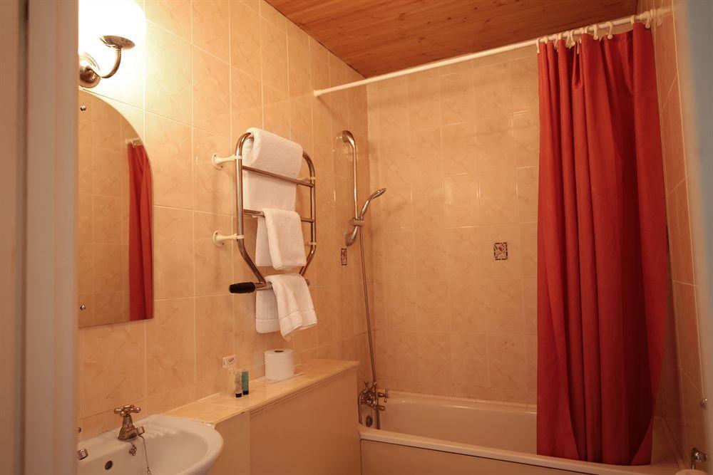 Fernbank Hotel Basingstoke Bagian luar foto