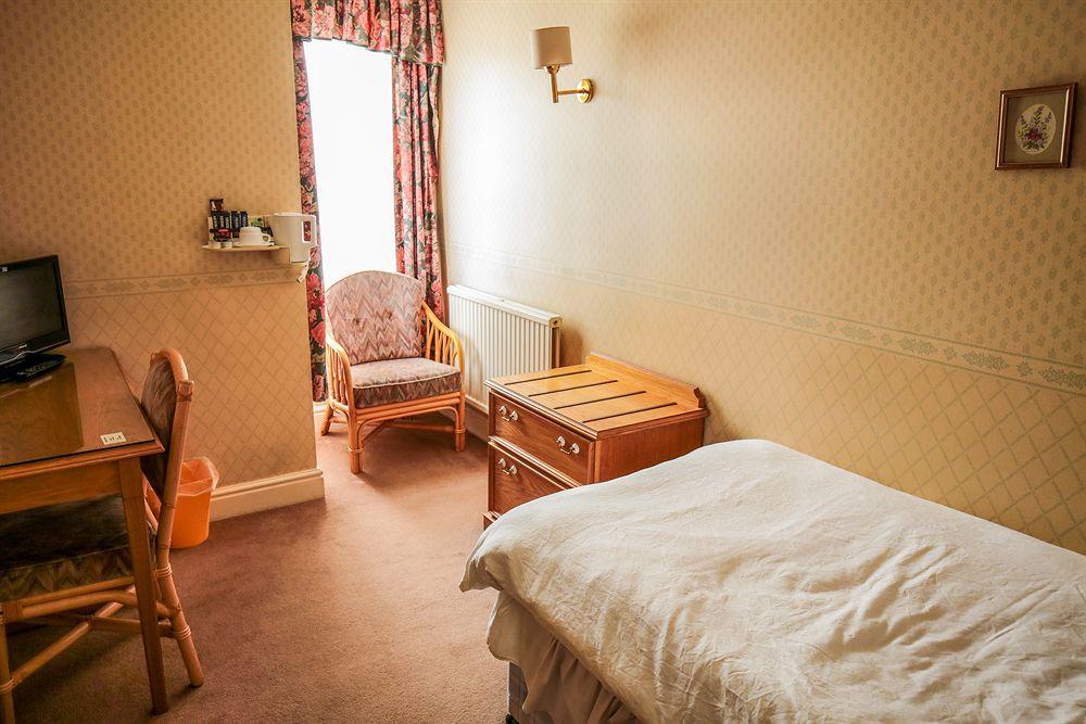 Fernbank Hotel Basingstoke Bagian luar foto