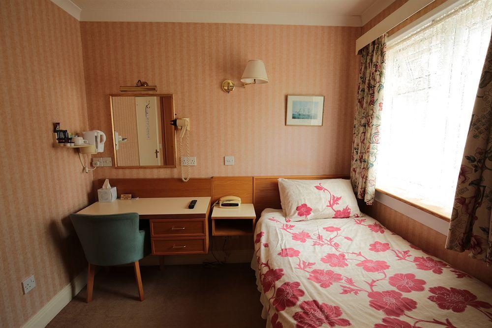 Fernbank Hotel Basingstoke Bagian luar foto
