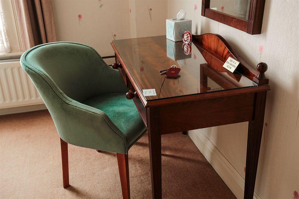 Fernbank Hotel Basingstoke Bagian luar foto