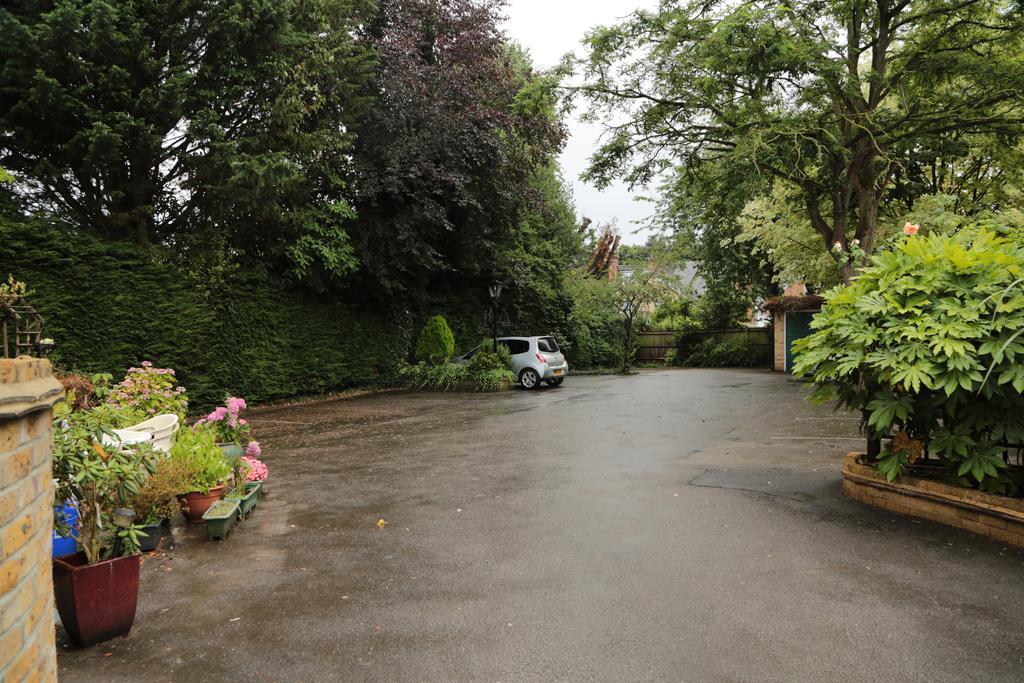 Fernbank Hotel Basingstoke Bagian luar foto