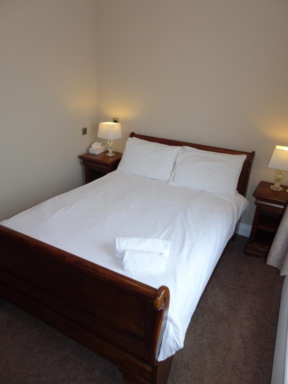 Fernbank Hotel Basingstoke Bagian luar foto