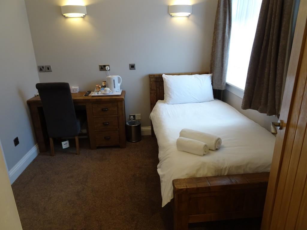Fernbank Hotel Basingstoke Bagian luar foto