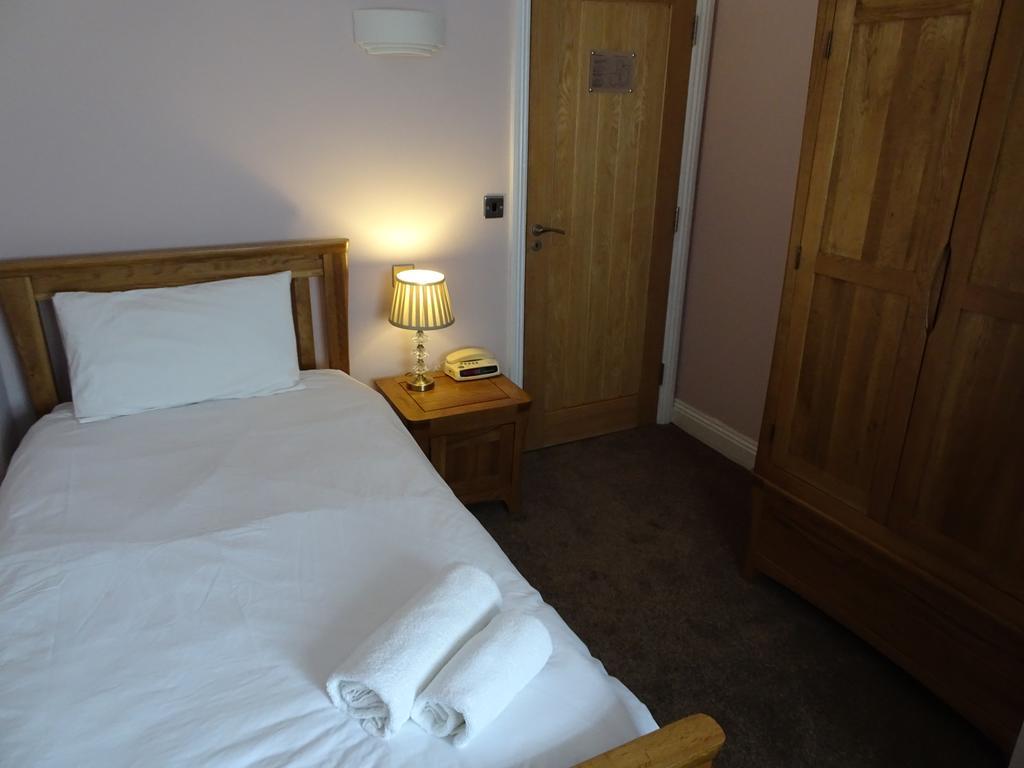 Fernbank Hotel Basingstoke Bagian luar foto