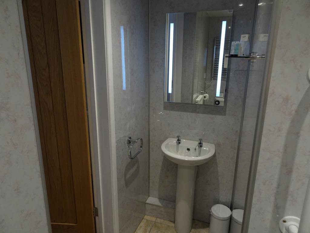 Fernbank Hotel Basingstoke Bagian luar foto