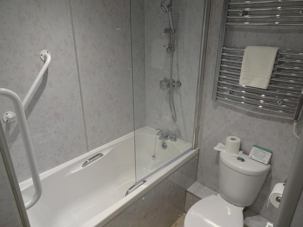 Fernbank Hotel Basingstoke Bagian luar foto
