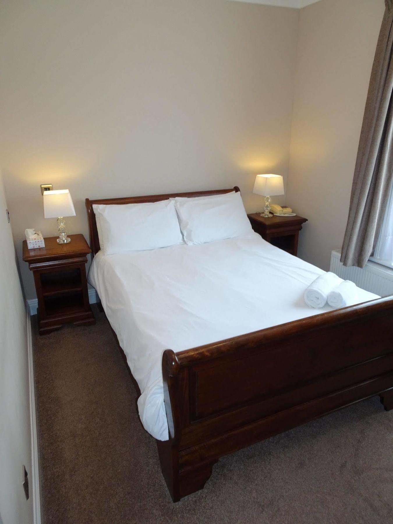 Fernbank Hotel Basingstoke Bagian luar foto