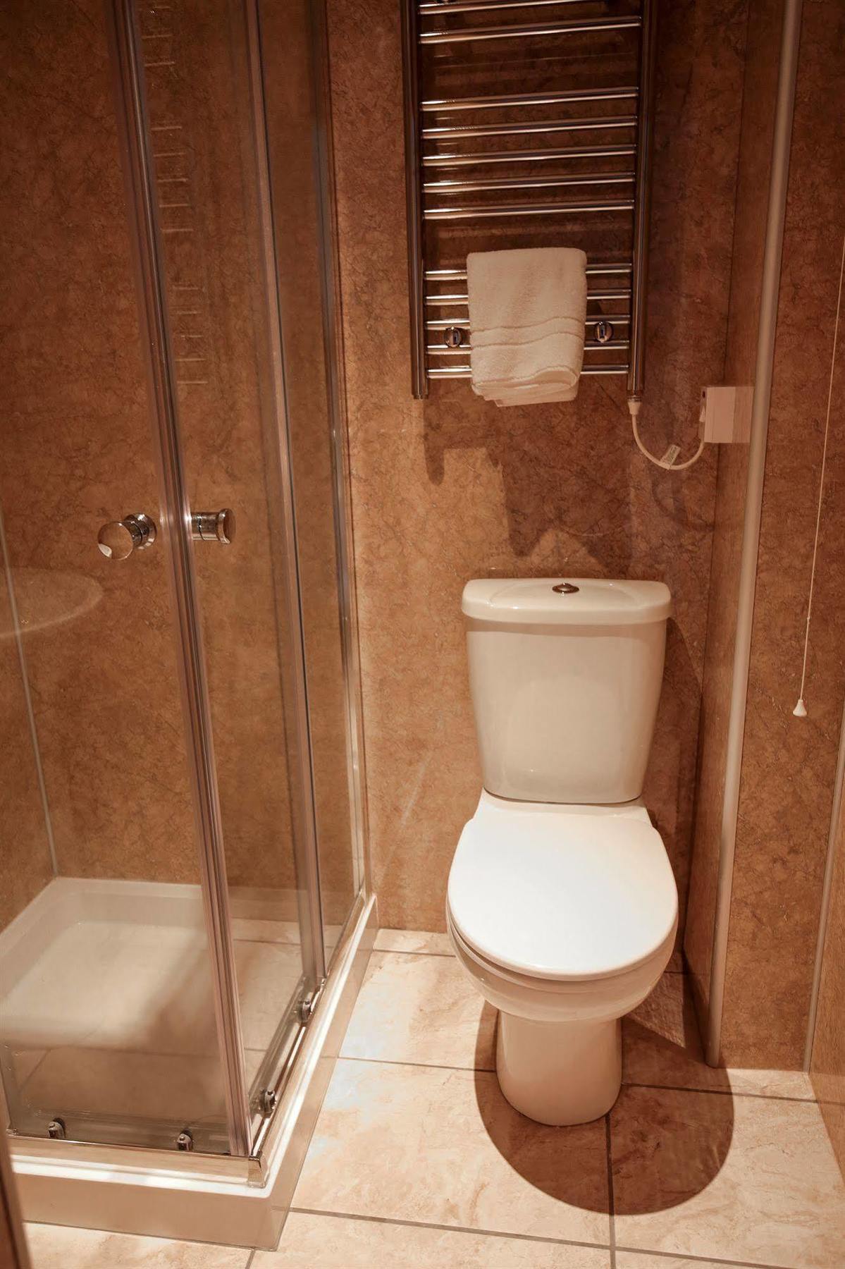 Fernbank Hotel Basingstoke Bagian luar foto