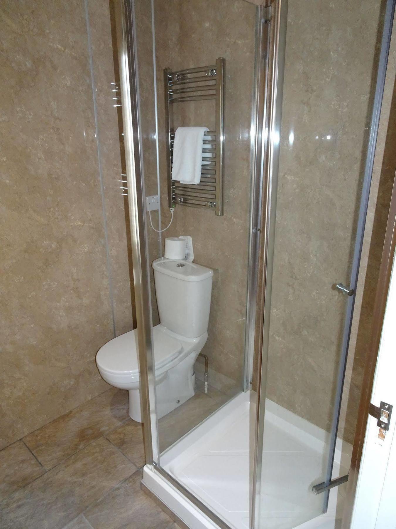 Fernbank Hotel Basingstoke Bagian luar foto