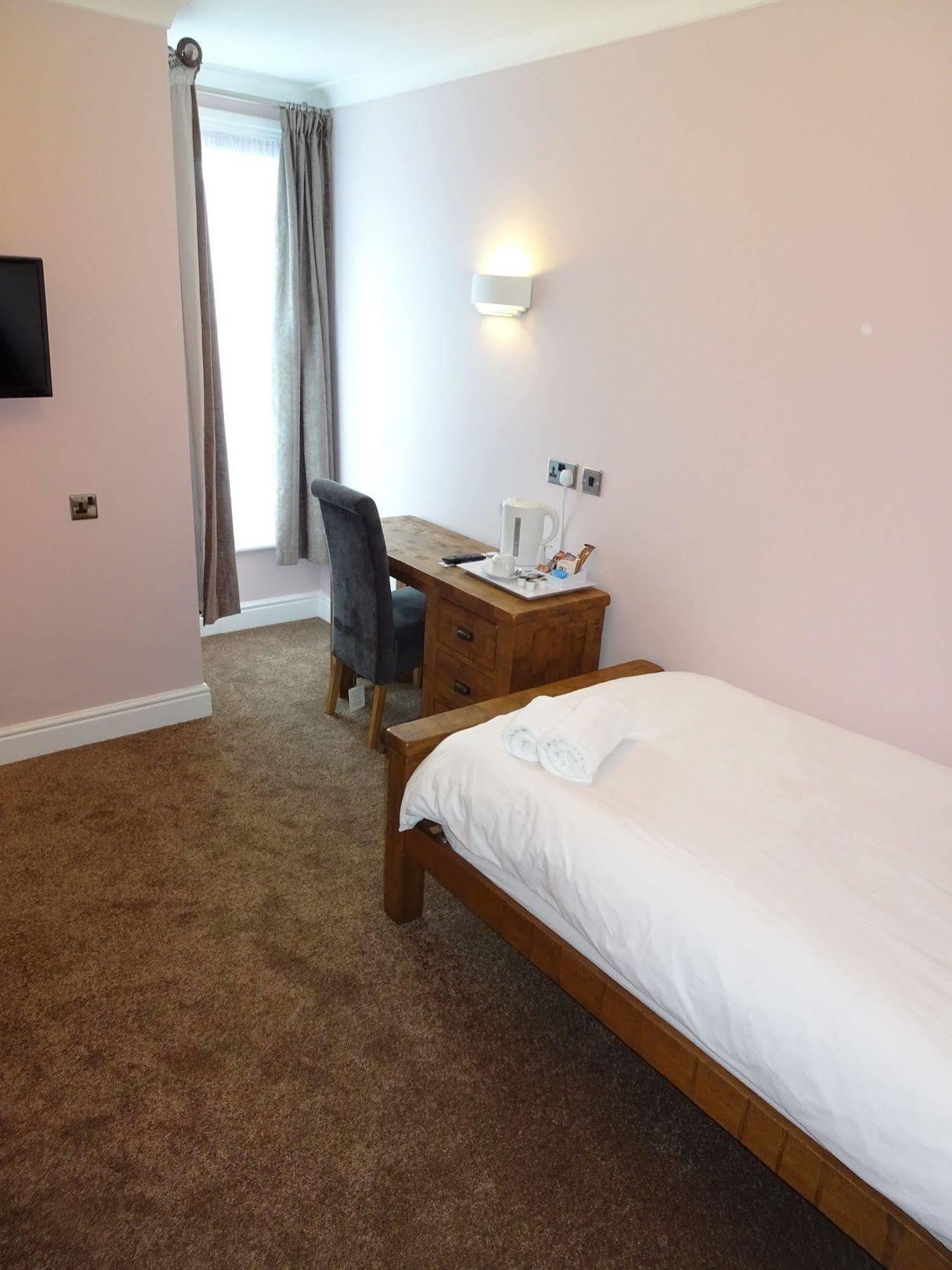 Fernbank Hotel Basingstoke Bagian luar foto