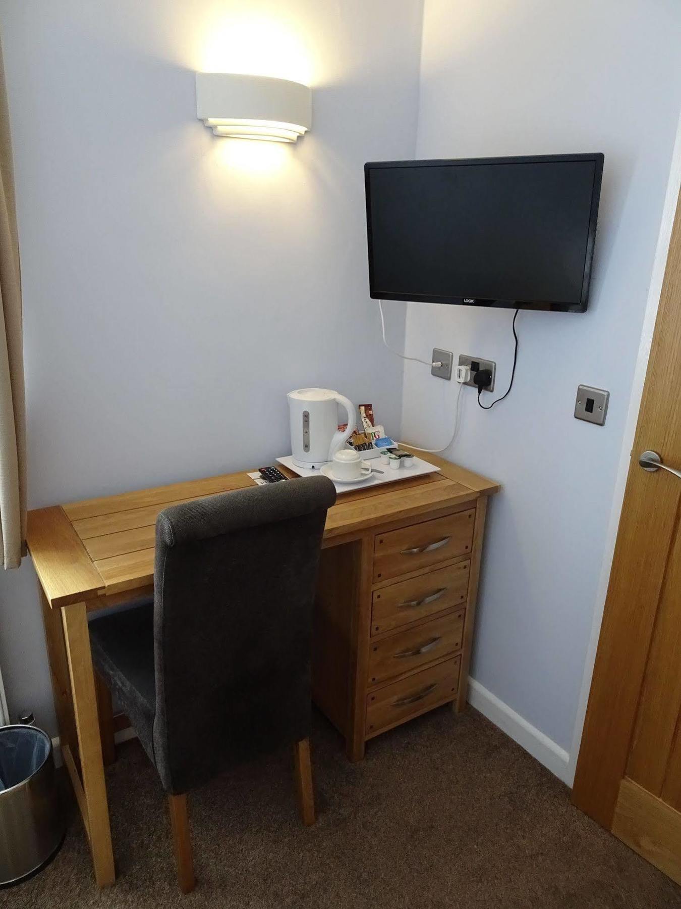 Fernbank Hotel Basingstoke Bagian luar foto