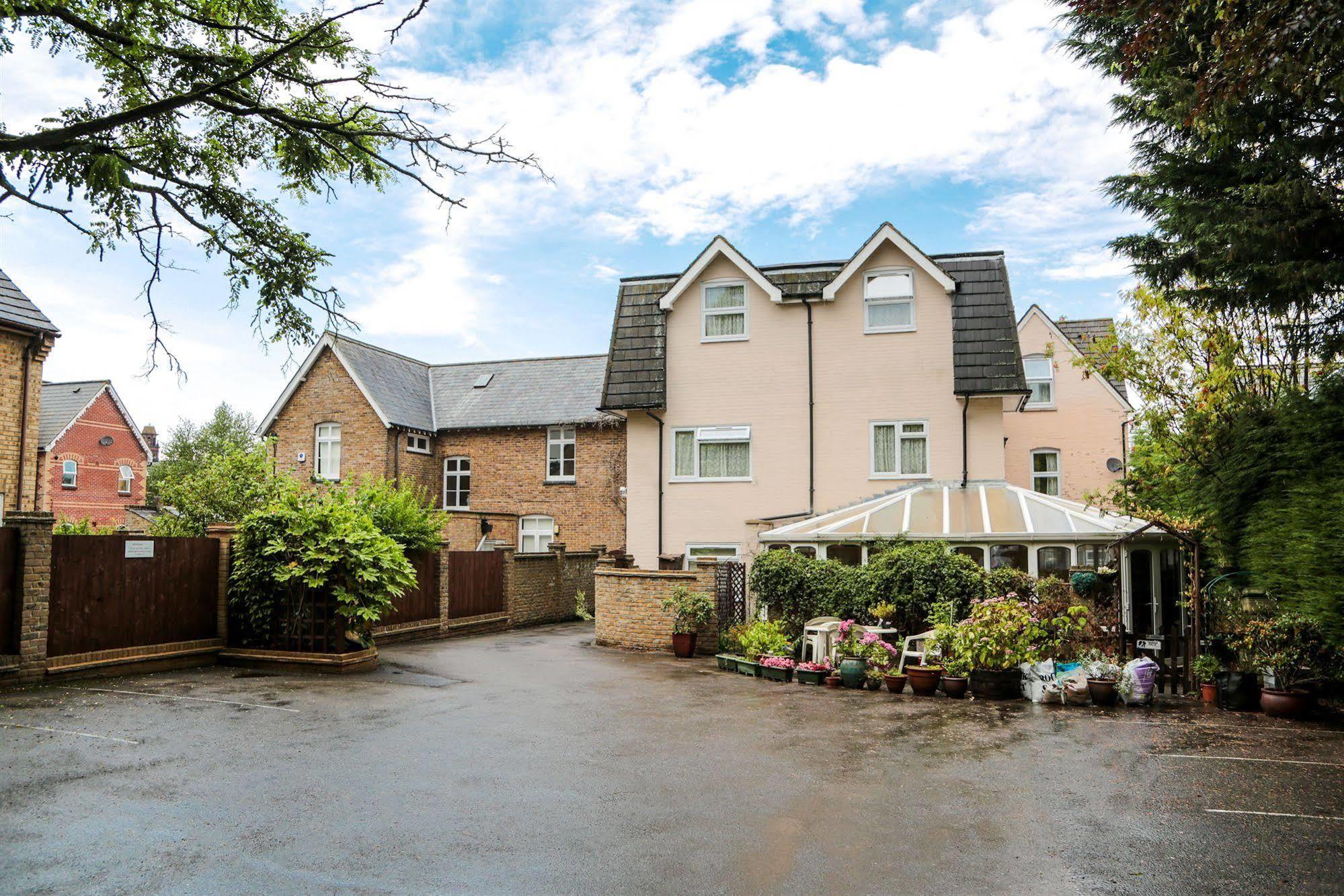 Fernbank Hotel Basingstoke Bagian luar foto