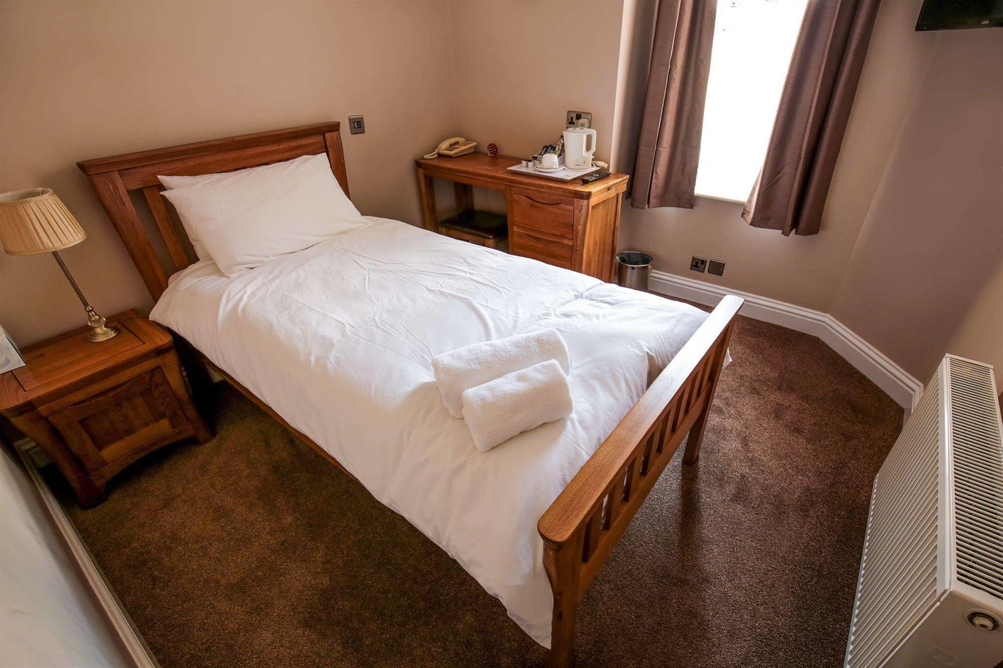 Fernbank Hotel Basingstoke Bagian luar foto