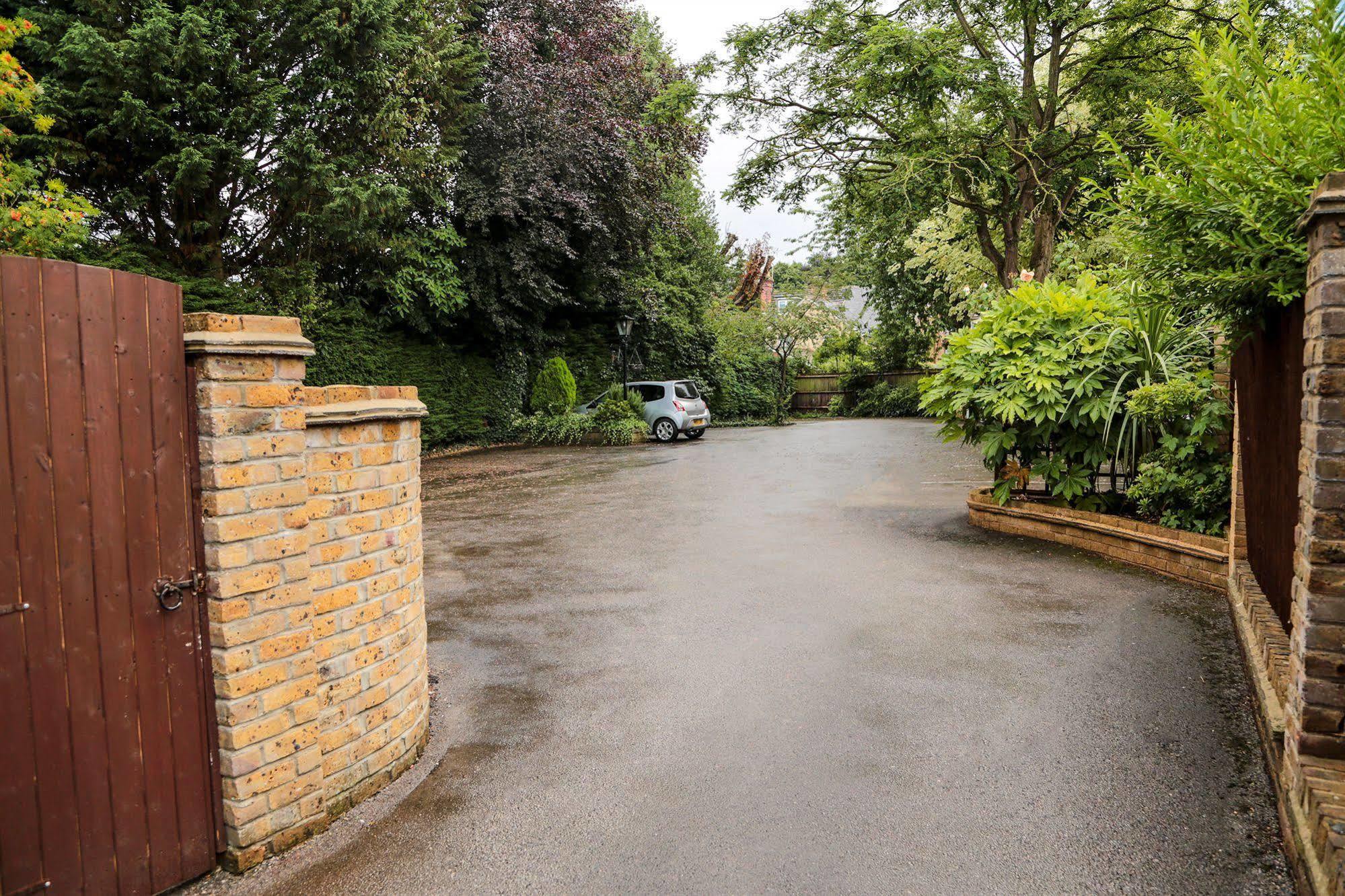 Fernbank Hotel Basingstoke Bagian luar foto