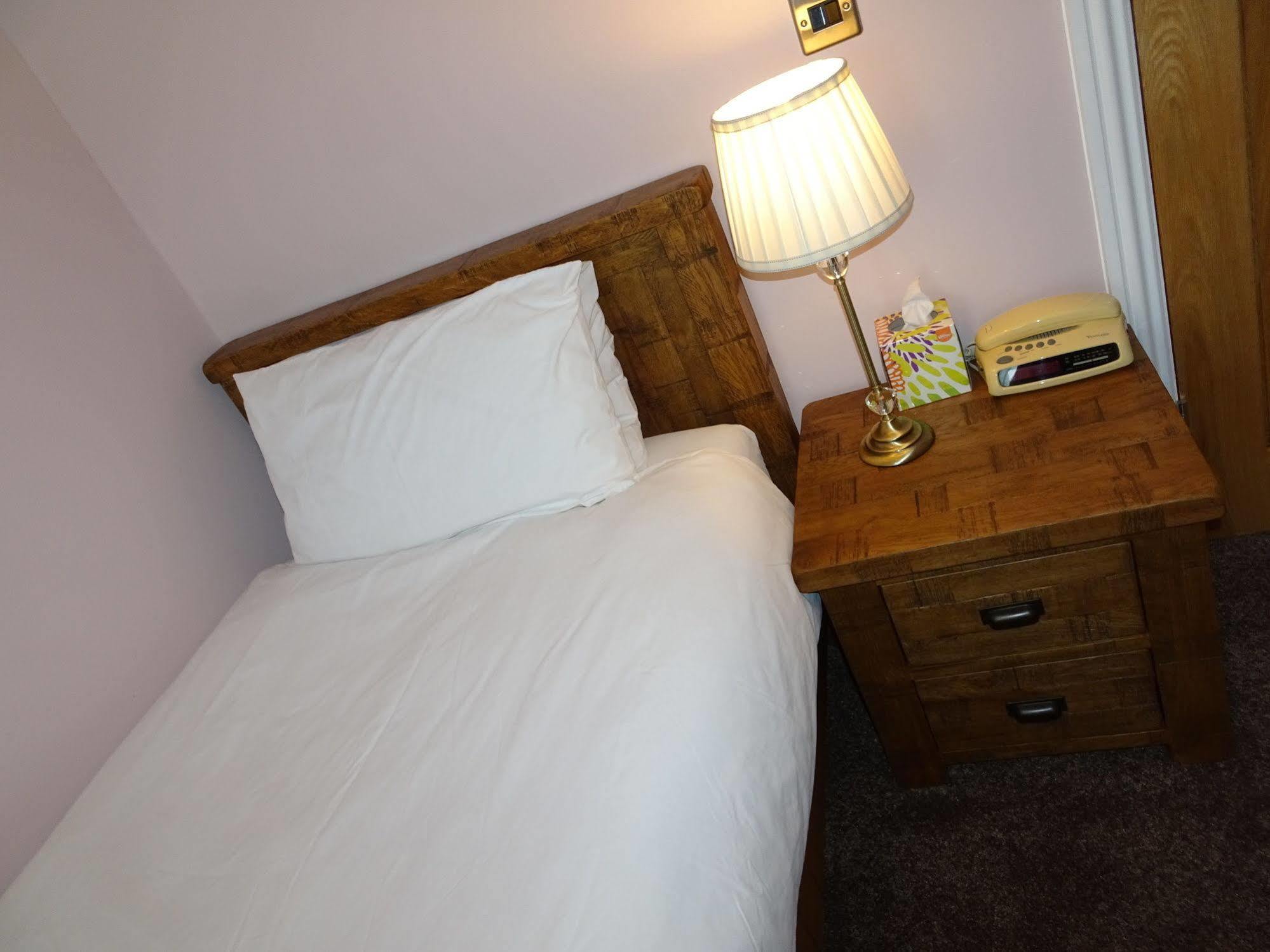 Fernbank Hotel Basingstoke Bagian luar foto
