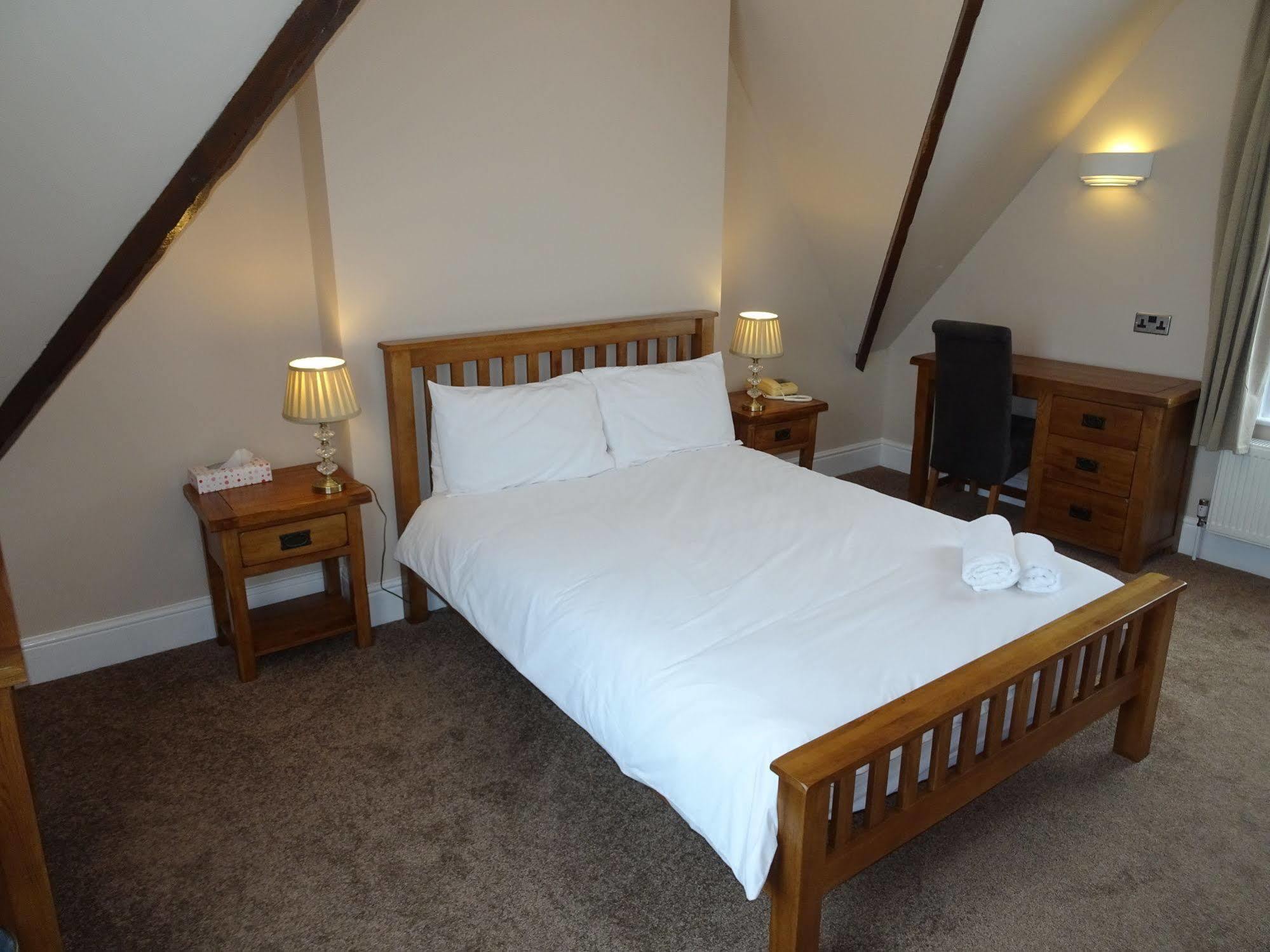 Fernbank Hotel Basingstoke Bagian luar foto