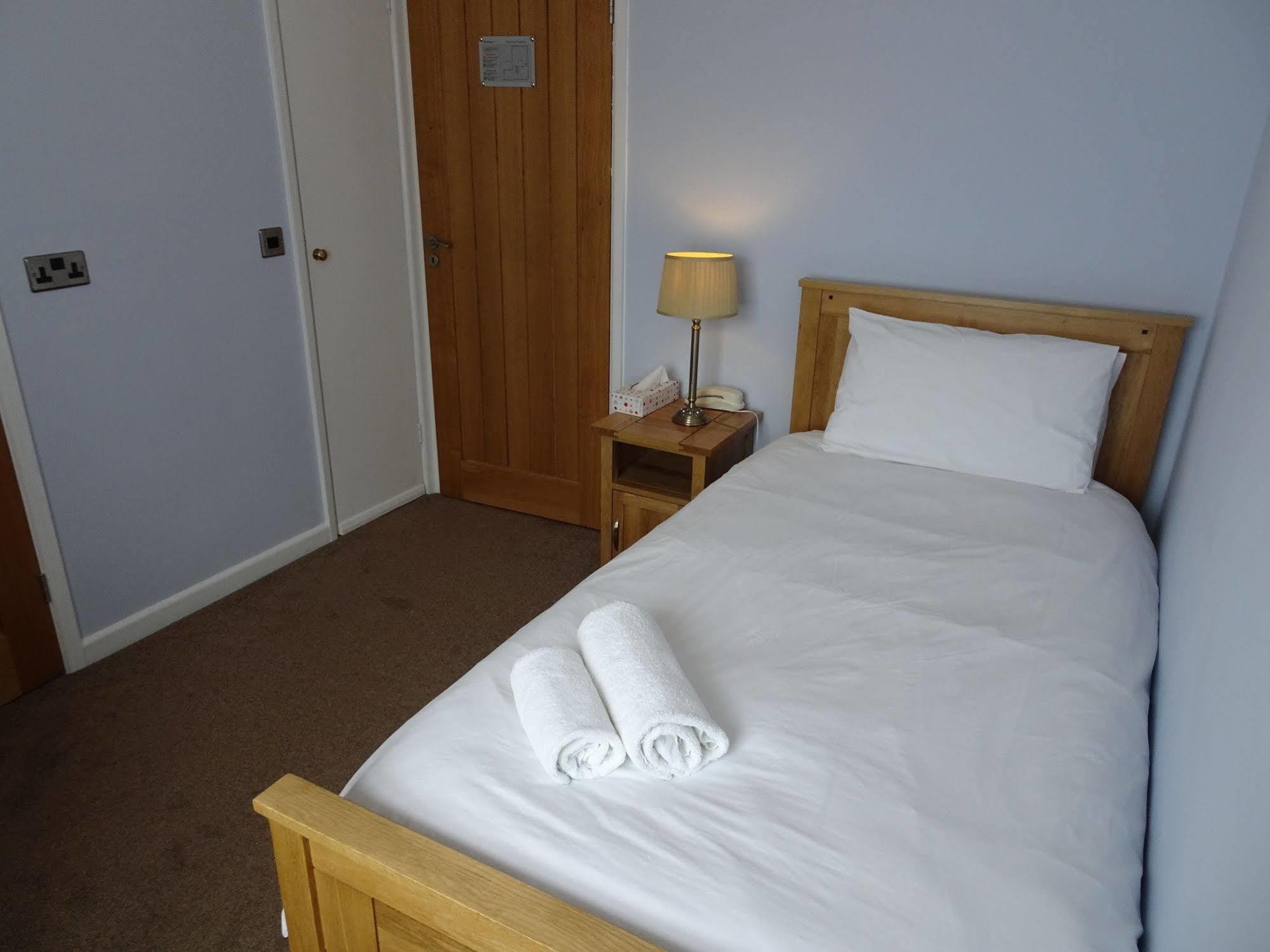 Fernbank Hotel Basingstoke Bagian luar foto