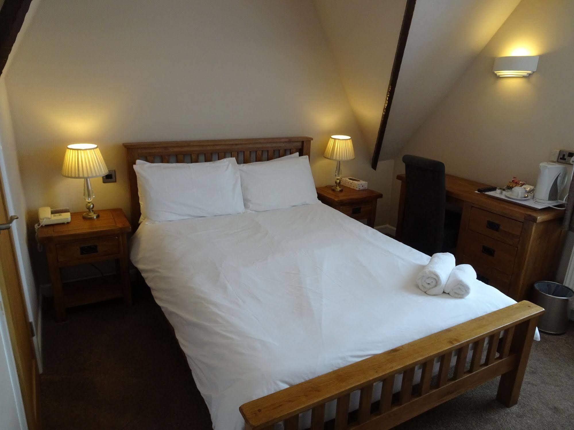 Fernbank Hotel Basingstoke Bagian luar foto
