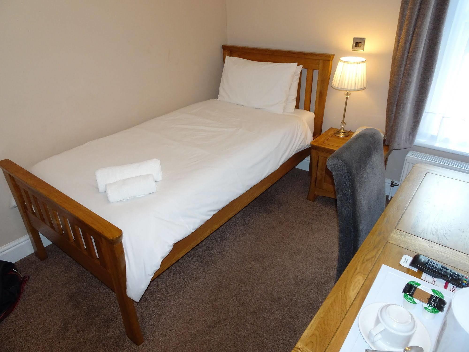 Fernbank Hotel Basingstoke Bagian luar foto
