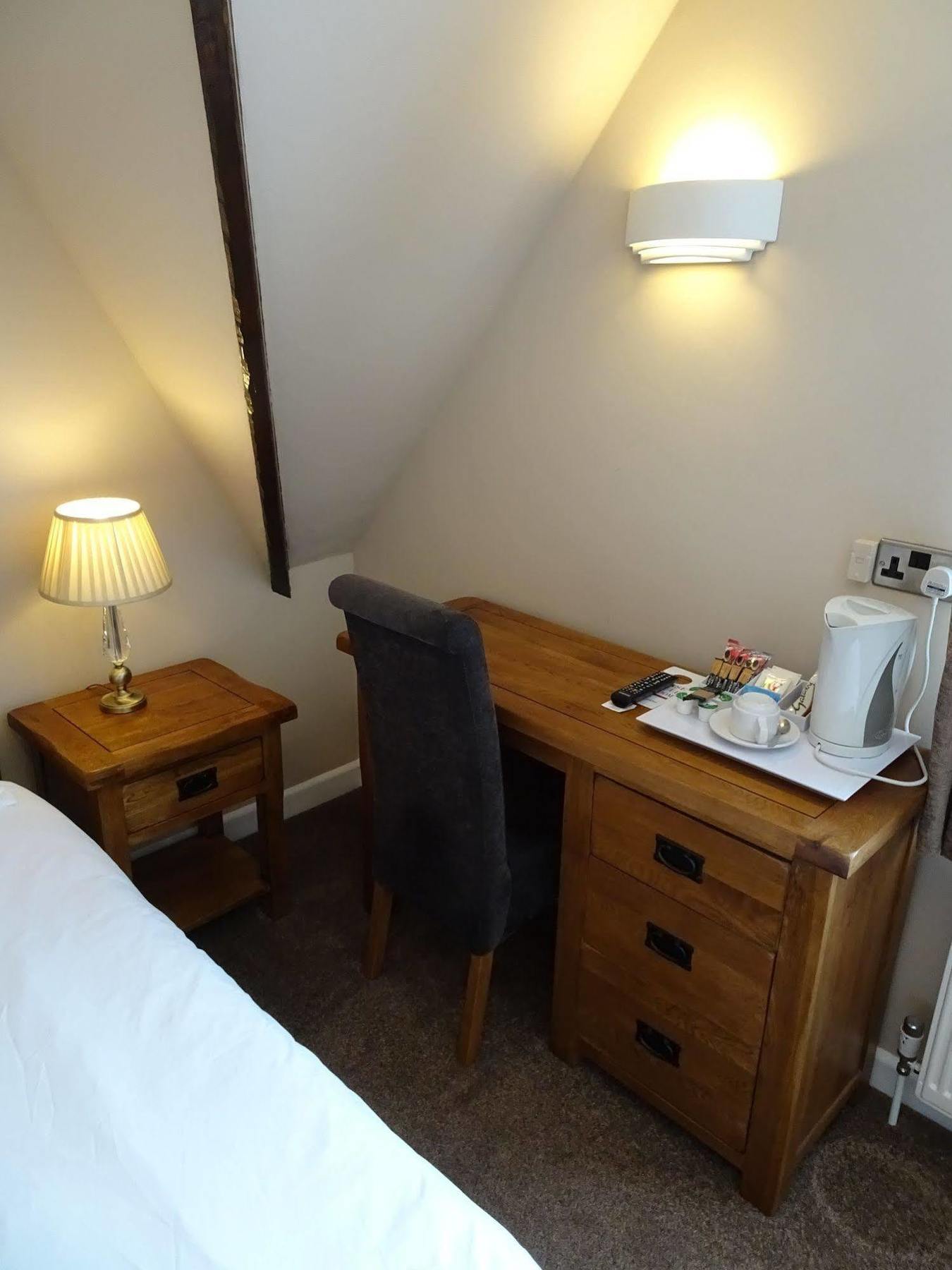 Fernbank Hotel Basingstoke Bagian luar foto