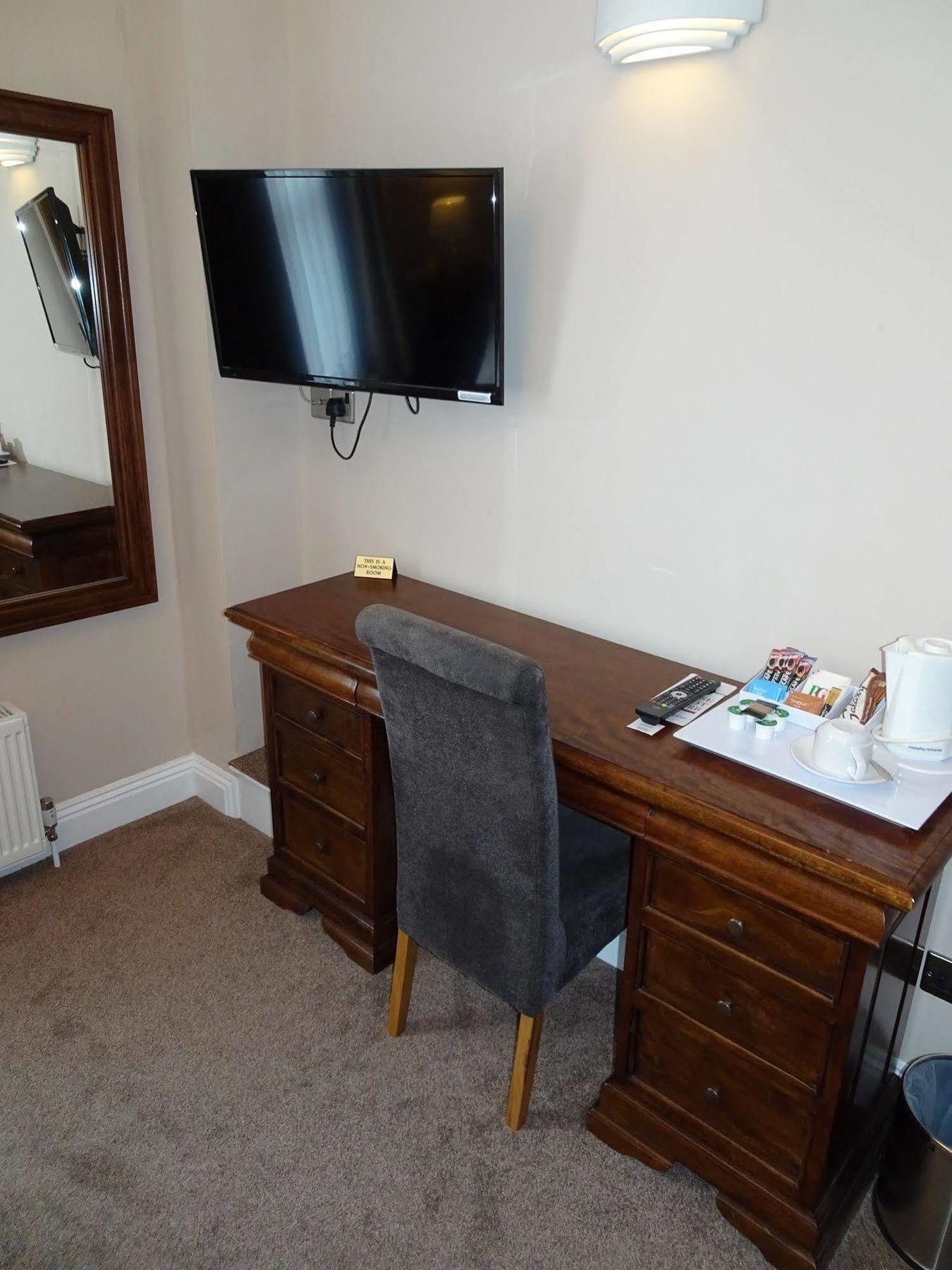 Fernbank Hotel Basingstoke Bagian luar foto