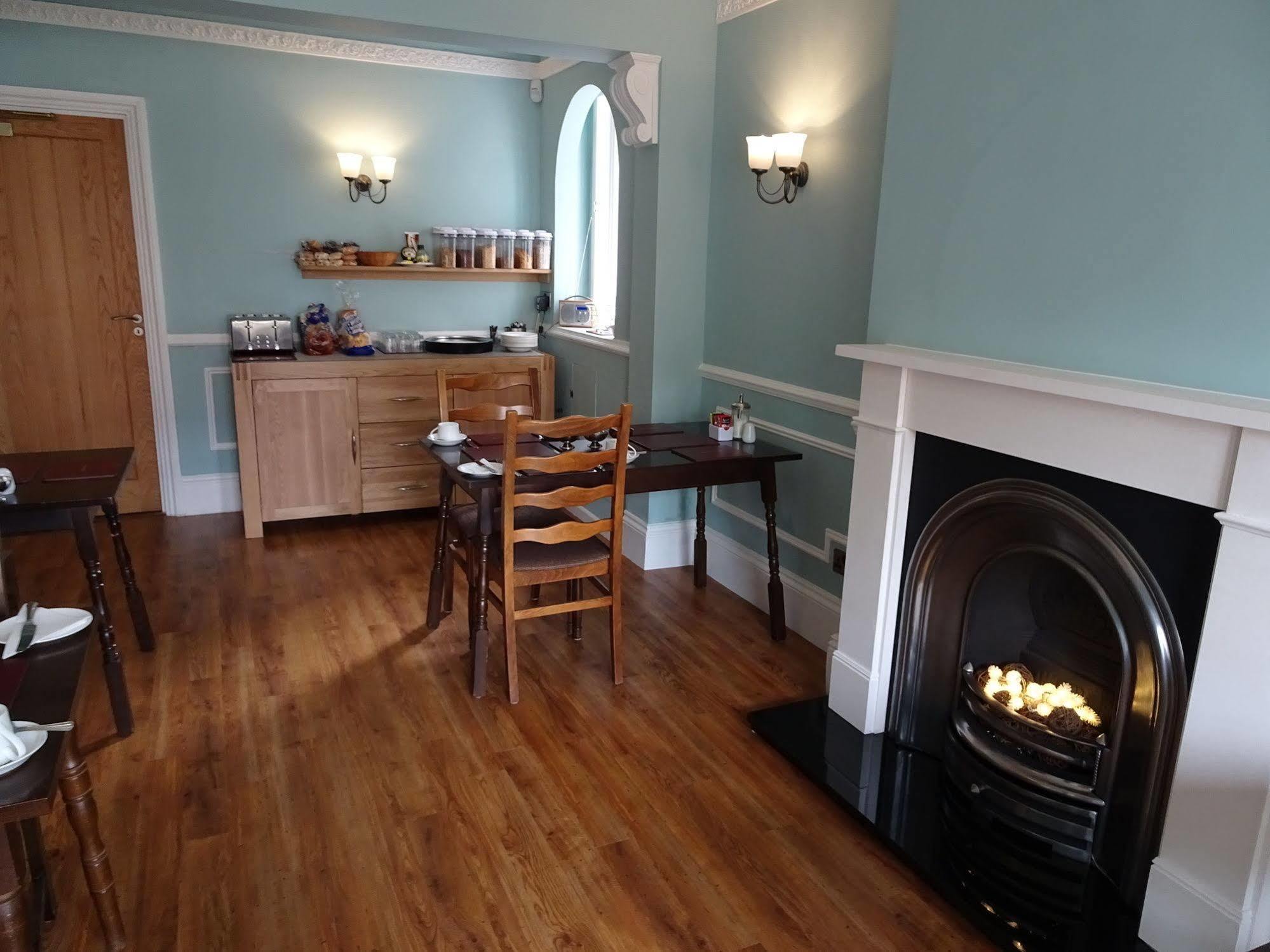 Fernbank Hotel Basingstoke Bagian luar foto